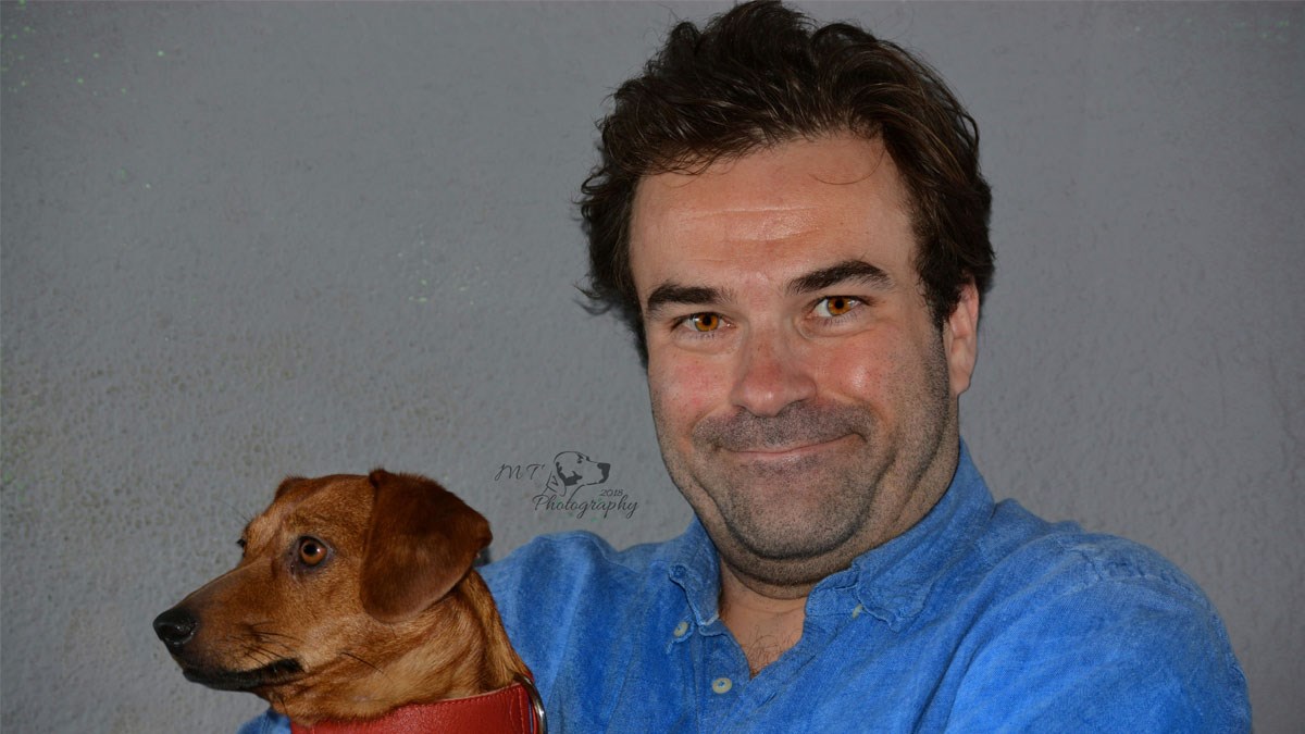 Glumac Ozren Grabarić se priključio akciji udomljavanja pasa iz romskih naselja